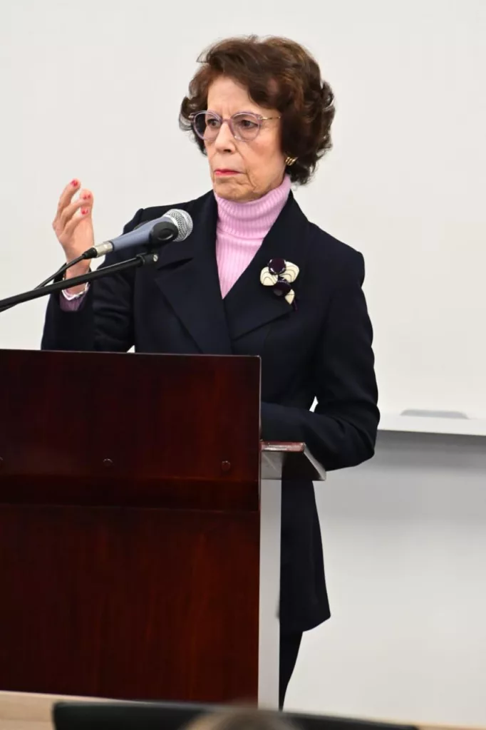 El encuentro fue instalado con el saludo de la Decana de la Facultad de Derecho, doctora Emilssen González de Cancino quien, en su intervención, entre otros, resaltó la convergencia como factor común de la IA y las nuevas tecnologías y finalizó con la felicitación a la Superintendencia de Industria y Comercio por la iniciativa, acompañado de los buenos augurios de poder llegar, luego de estas discusiones, a una completa y favorable ley de protección de datos en Colombia.